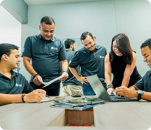 Equipo especializado en soluciones inmobiliarias, consultoría corporativa para expansión empresarial y desarrollo de proyectos llave en mano