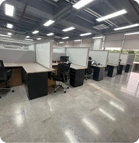 Oficina corporativa para compañía extranjera con espacio de 500 m² y adecuación de mobiliario empresarial